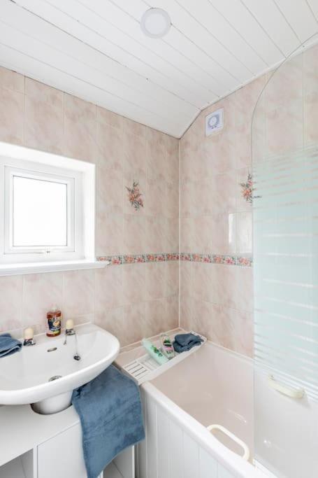 Entire Charming 5-Bed House In Darwen Blackburn Bb1 Free Parking Roadside Rishton Bagian luar foto