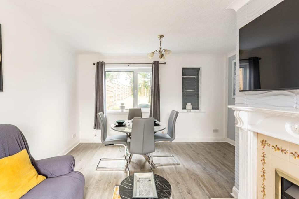 Entire Charming 5-Bed House In Darwen Blackburn Bb1 Free Parking Roadside Rishton Bagian luar foto