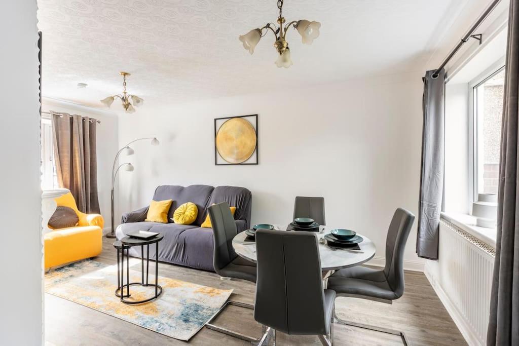 Entire Charming 5-Bed House In Darwen Blackburn Bb1 Free Parking Roadside Rishton Bagian luar foto